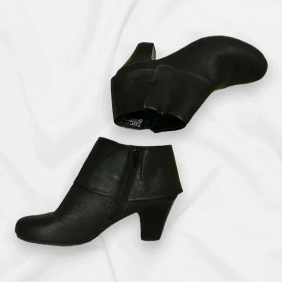 Size 8 MOOTSIES TOOTSIES Ankle Booties in black - Picture 1 of 12